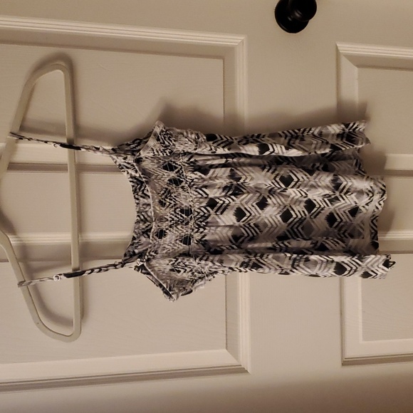 SO Women's tank top with ruffle design and removable straps.  Size large - Picture 2 of 11